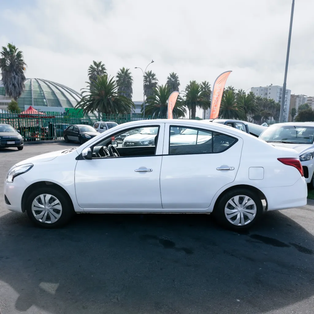 Nissan Versa 1.6 2020 usado la serena Newkar