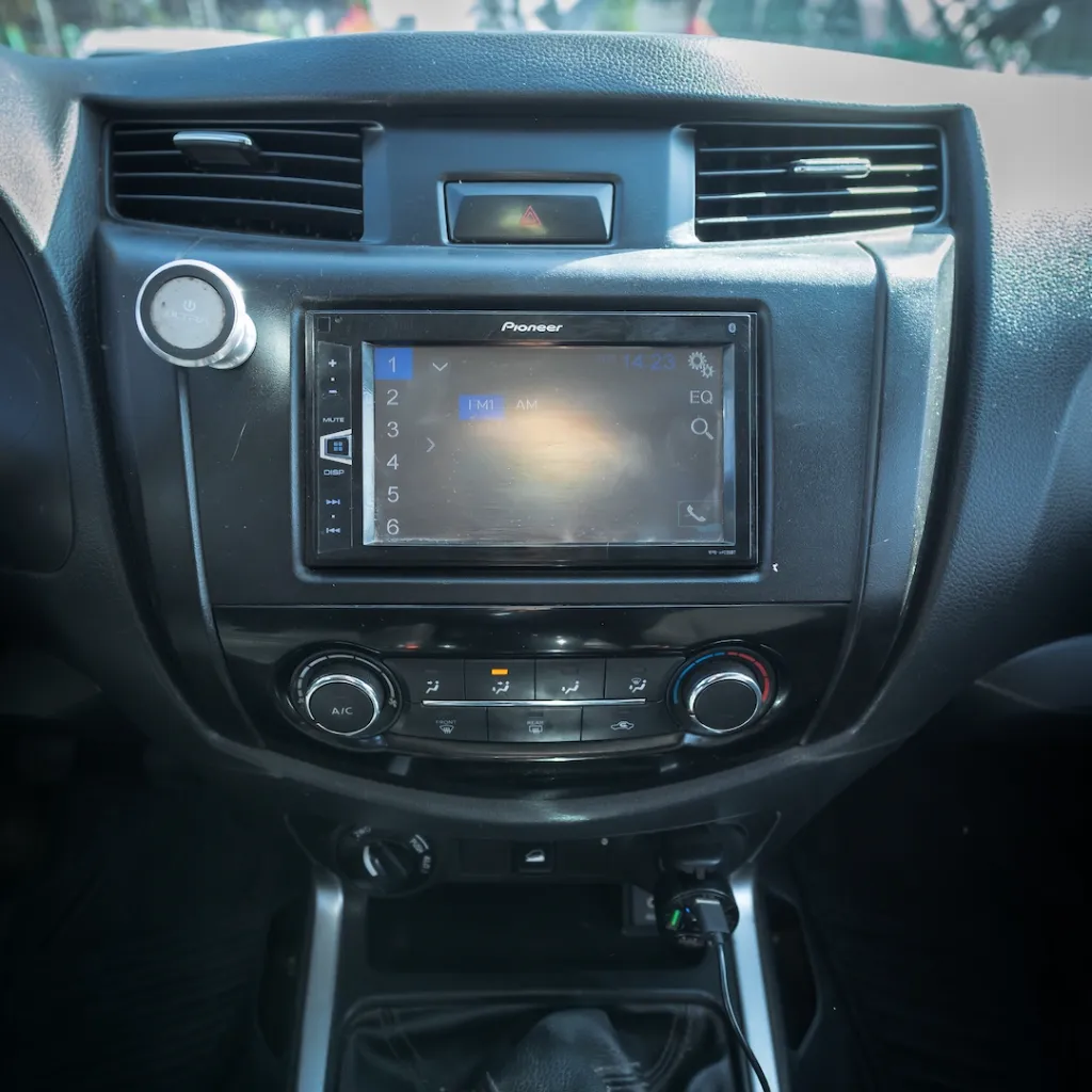 Nissan Navara 4x4 usada la serena newkar