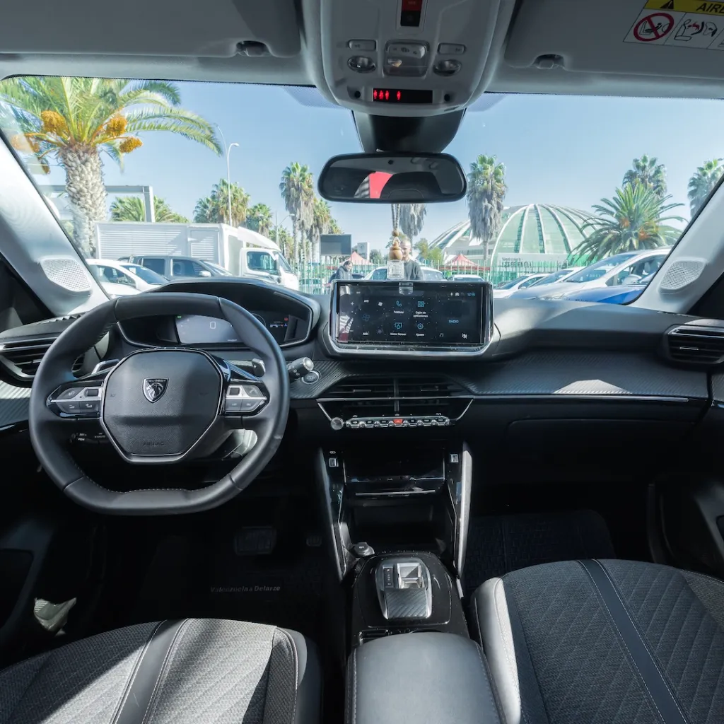 Peugeot 208 hibrido 2025 usado la serena newkar