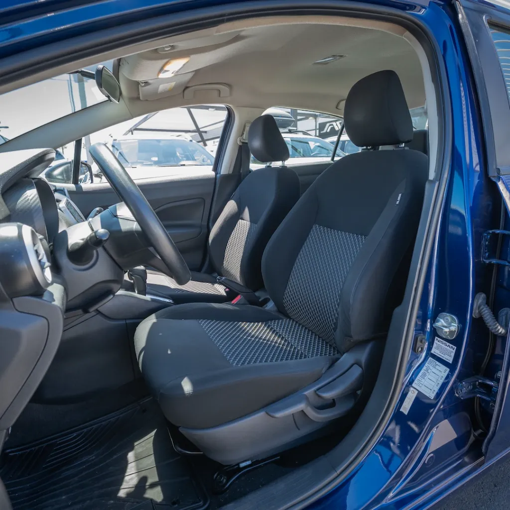 Nissan Versa cvt 1.6 2023 usado la serena