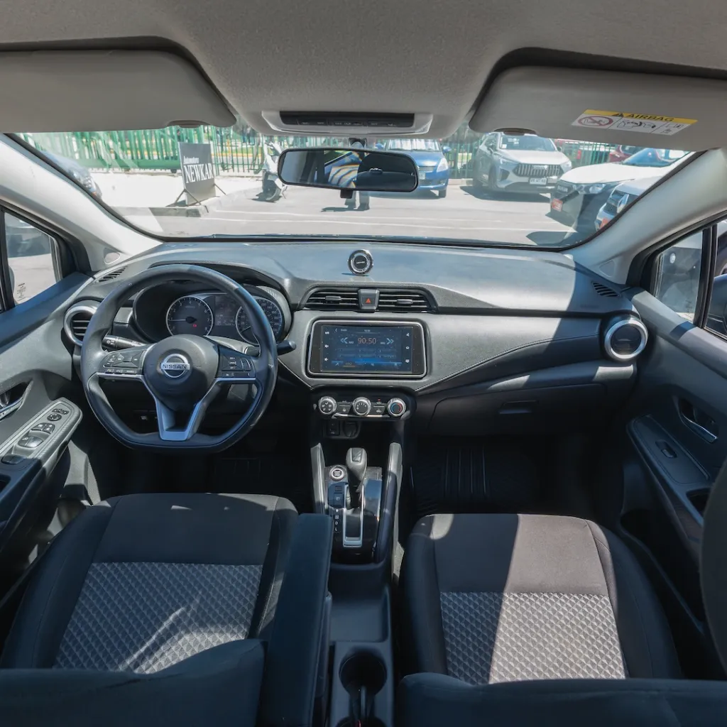 Nissan Versa cvt 1.6 2023 usado la serena